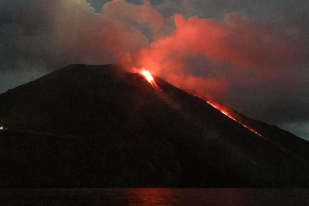 Soptící sopka Etna v Itálii