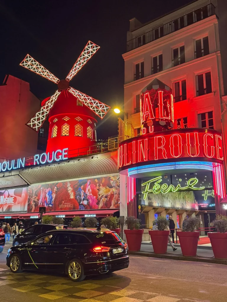 Moulin Rouge ve čtvrti Montmartre