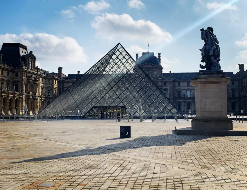 Muzeum Louvre pyramida