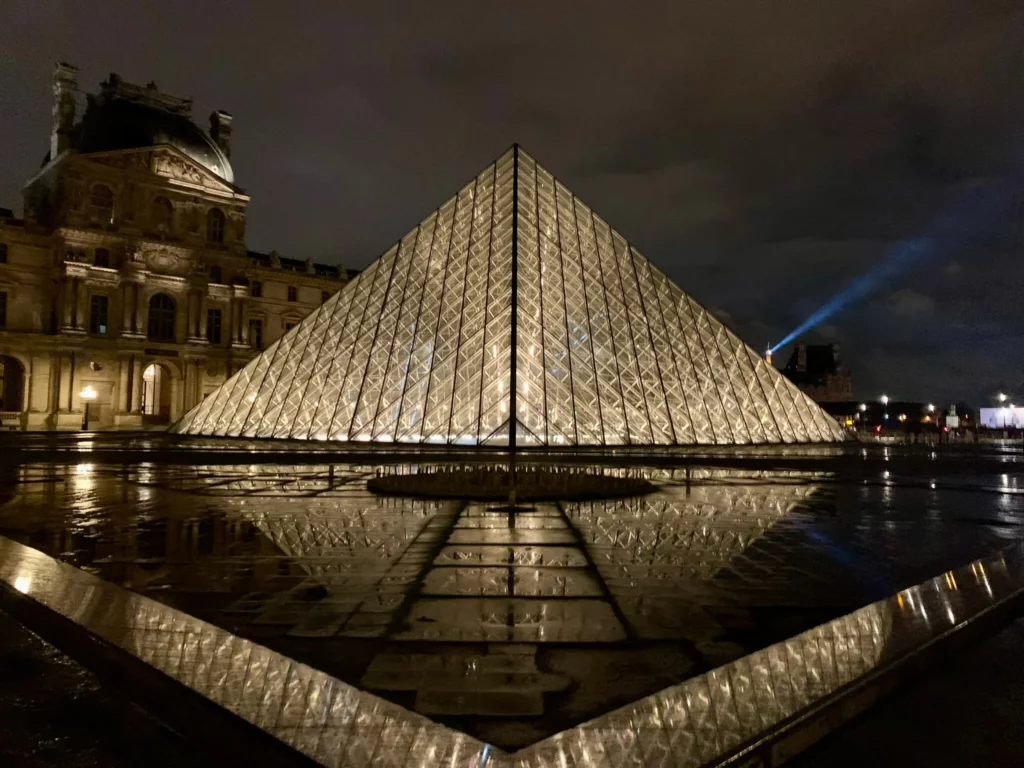 Pyramida u muzea Louvre v noci