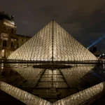 Pyramida u muzea Louvre v noci