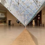 Pyramida u muzea Louvre uvnitř