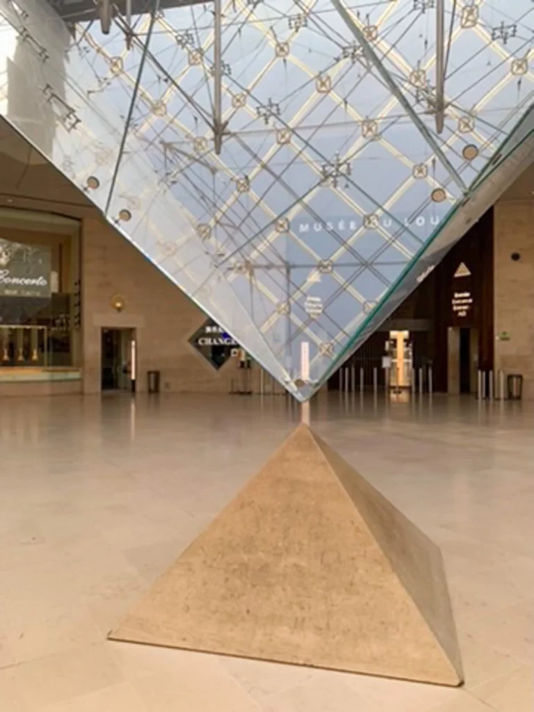 Pyramida u muzea Louvre uvnitř